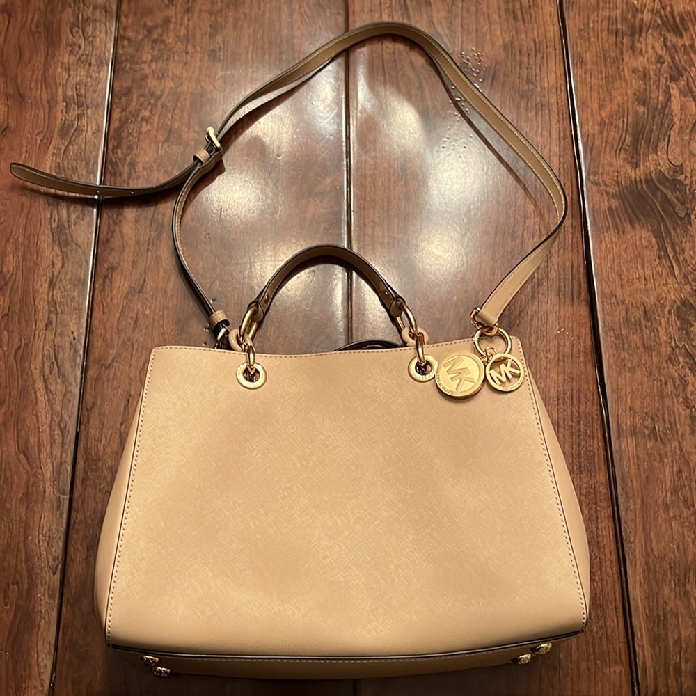 Michael Kors Satchel Bag Excellent Condition w/center zip compartment & dust bag